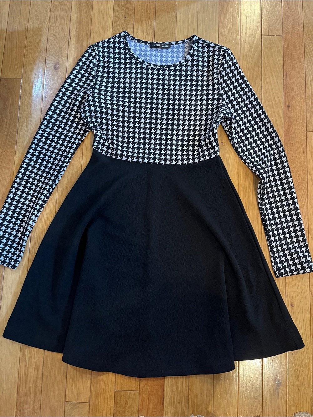 Black and white flowy houndstooth long sleeve dress